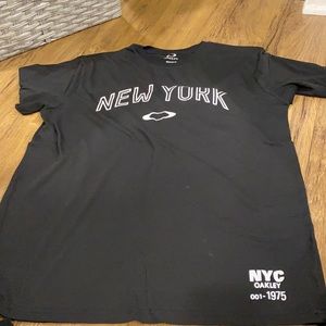 Men’s Oakley t shirt